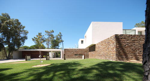 House in Meco Beach in Portugal by Jorge Mealha