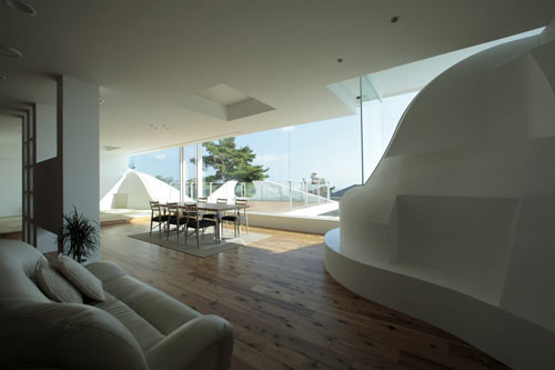Mountain Opening House in Japan by EASTERN Design Office