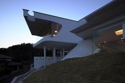 Mountain Opening House in Japan by EASTERN Design Office