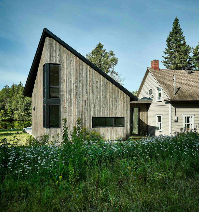 A Lakeside Cottage Gets a Modern Addition by Anik Péloquin architecte