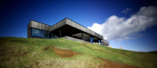 Parihoa Farmhouse in New Zealand by Pattersons Associates