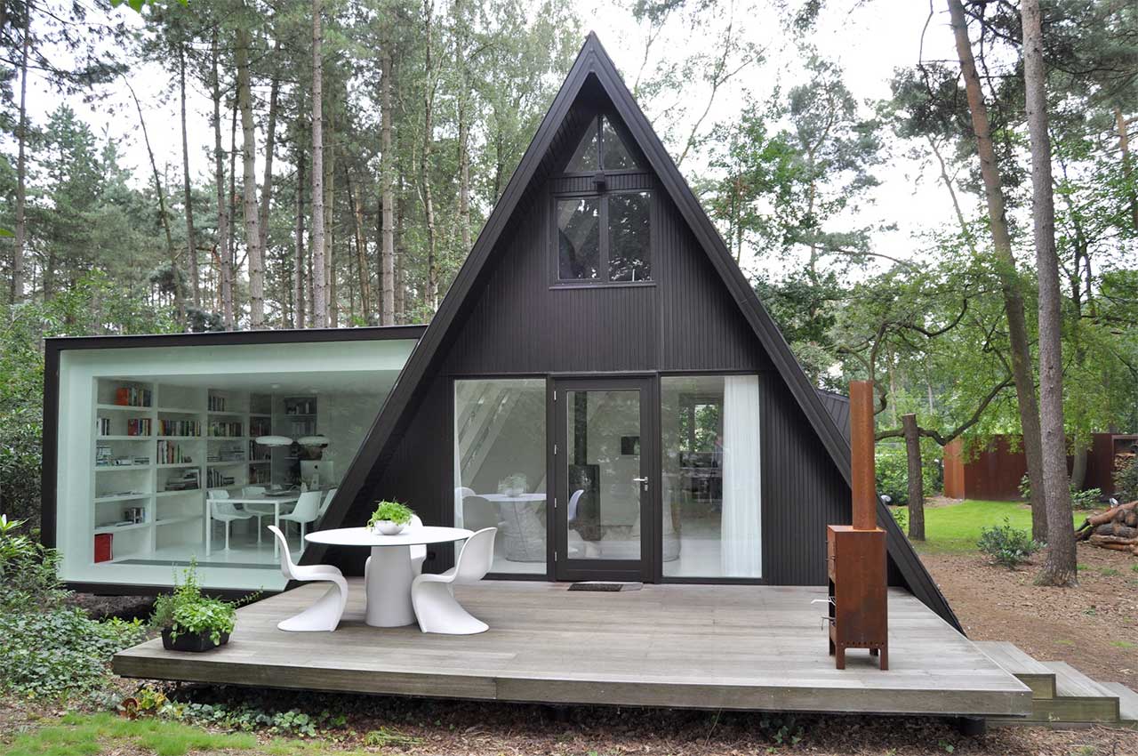 A Black A-Frame in Belgium Gets a White Extension