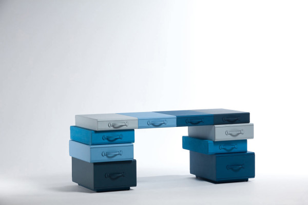 MaartenDeCeulaer-Suitcases-blue-desk