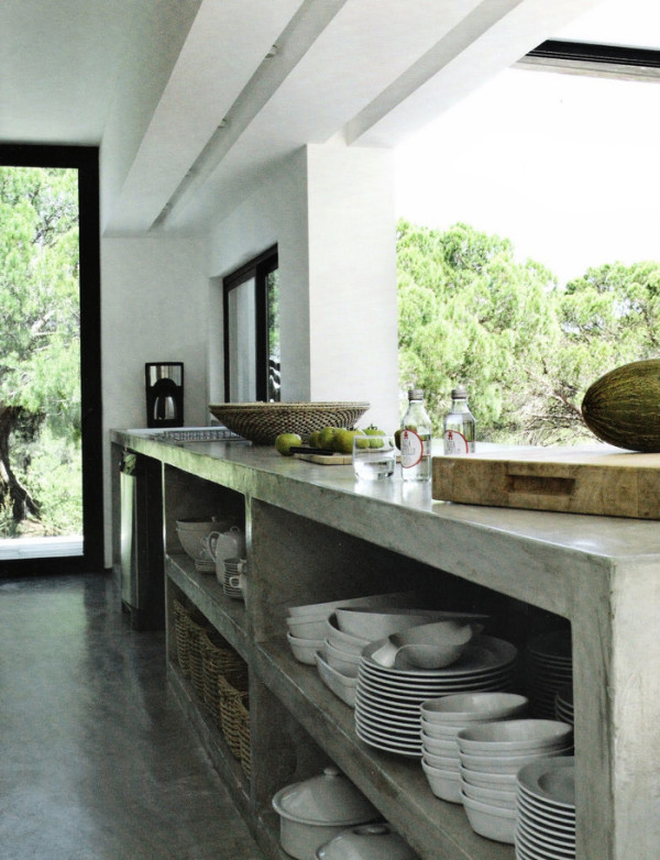 concrete-kitchen-island-French-mag-Maison-Cote-Sud