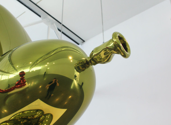 JEFF KOONS "Balloon Rabbit (Yellow)" (detail) 2005-2010. High chromium stainless steel with transparent color coating. © Jeff Koons. Courtesy Gagosian Gallery.