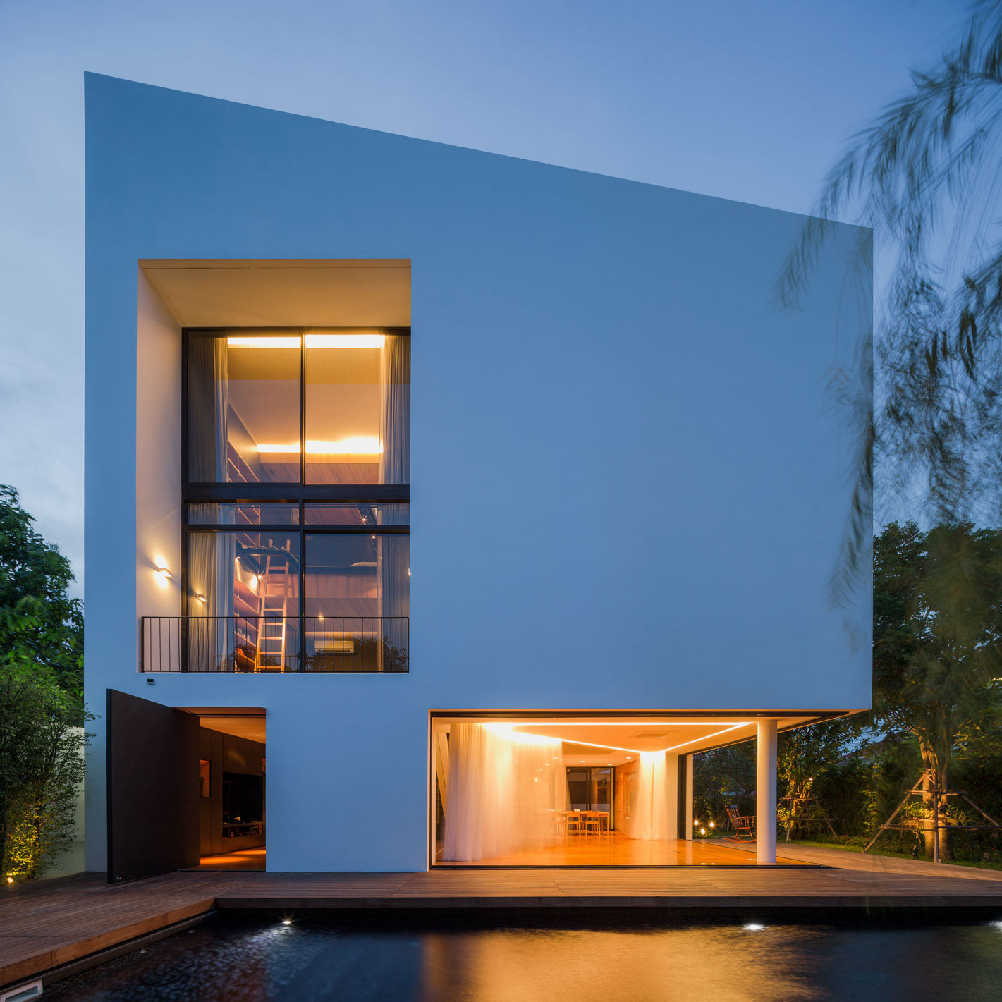 Modern White House with Integrated Angles and Corners