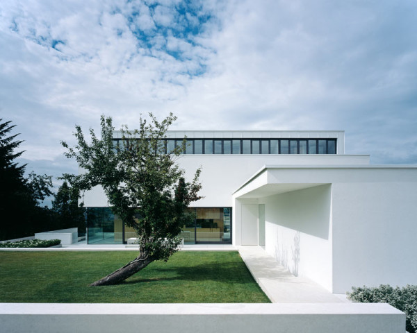 modern-white-residential-home-exterior-Philipp-Architekten-4