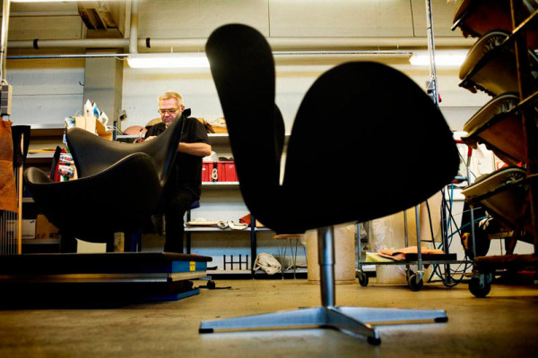 swan-chair-manufacturing