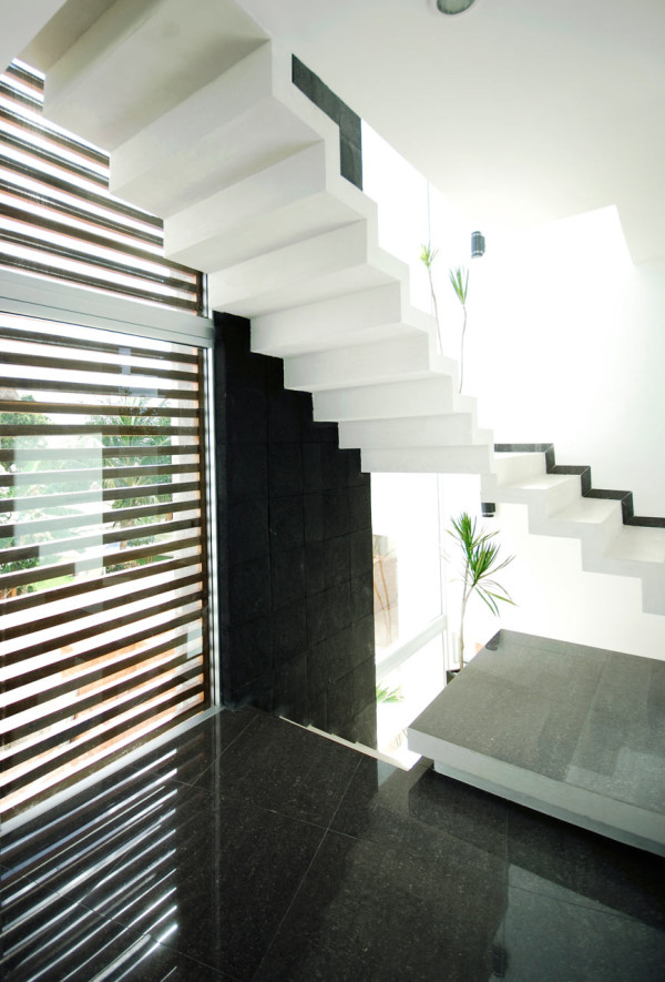 CUMBRES-DOCE-House-SOSTUDIO-Sergio-Orduna-Architects-13-STAIRS
