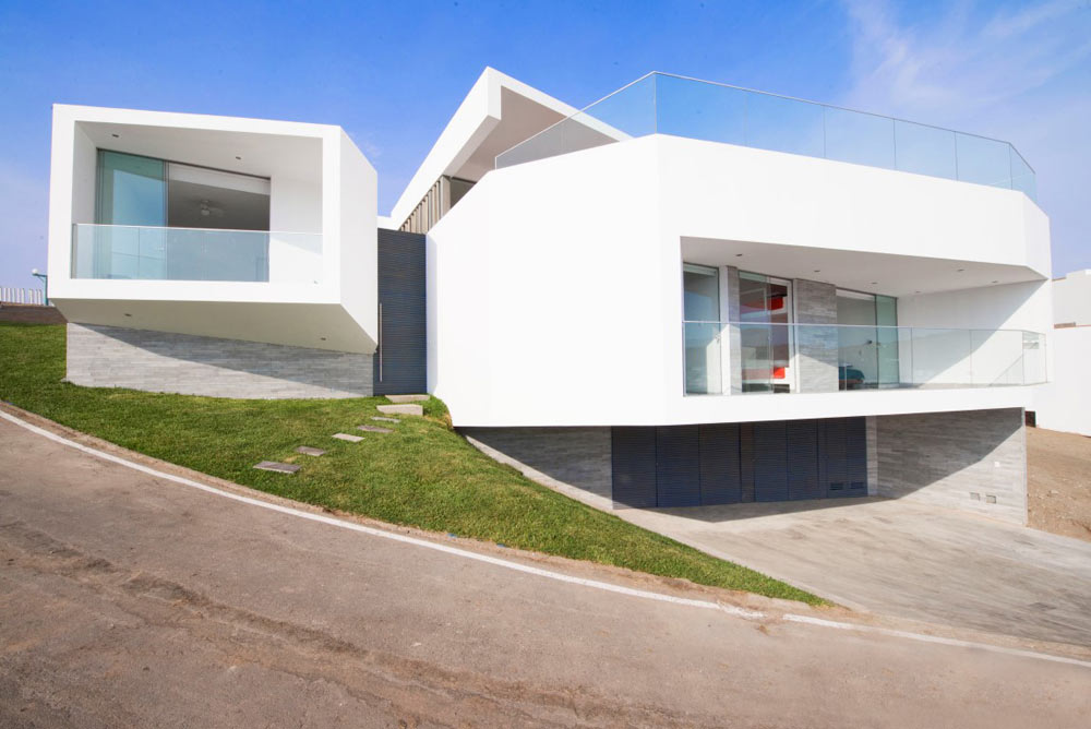 A Mineral-Shaped Beach House by Vértice Arquitectos