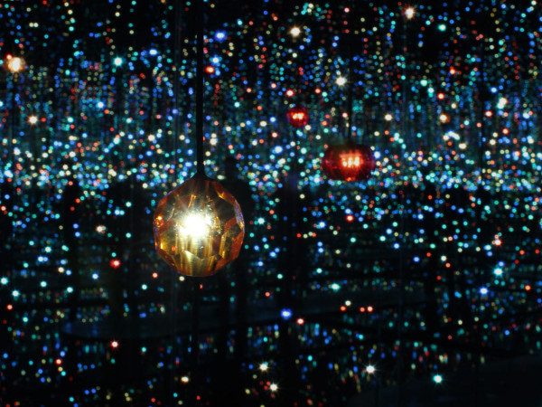 "Infinity Mirrored Room - The Souls of Millions of Light Years Away" 2013 (detail)