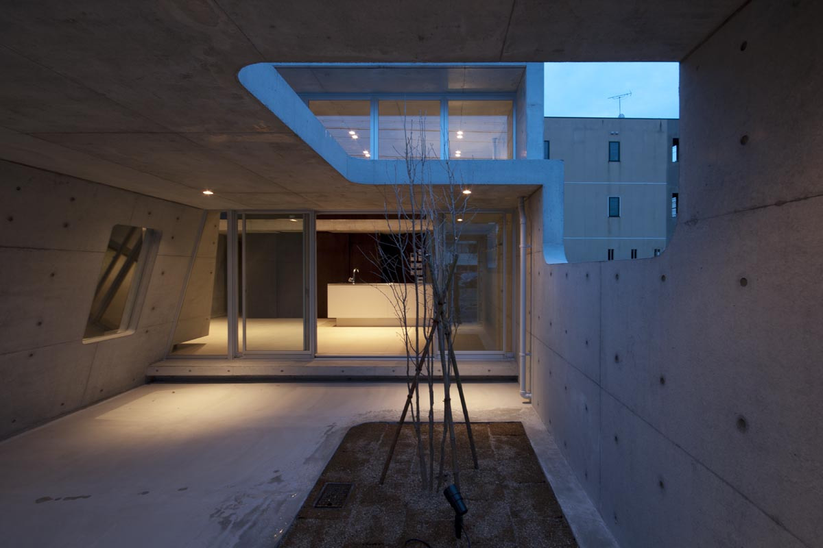 A Minimalist  House  with a Sleek Concrete Structure 