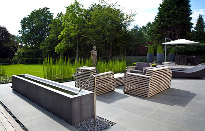 12 Modern Gardens With Water Features