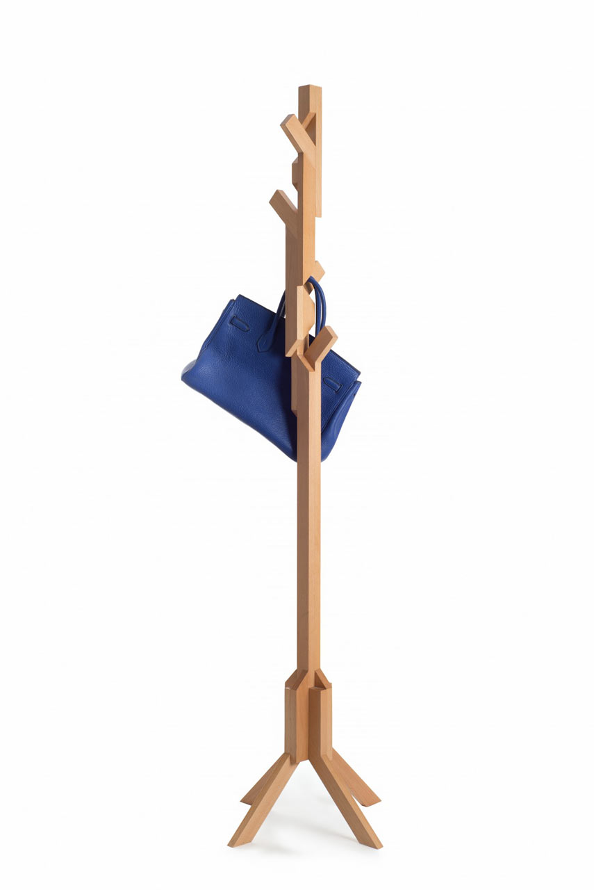 Rompecabezas: A Coat Stand Made of 26 Pieces of Wood