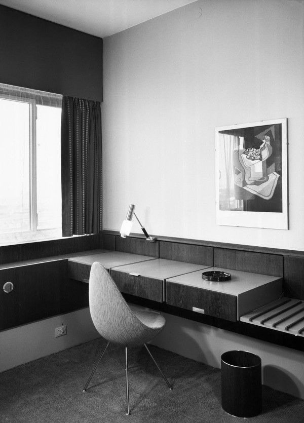 Decon-Drop-Chair-Arne-Jacobsen-19_FH_hotel-original