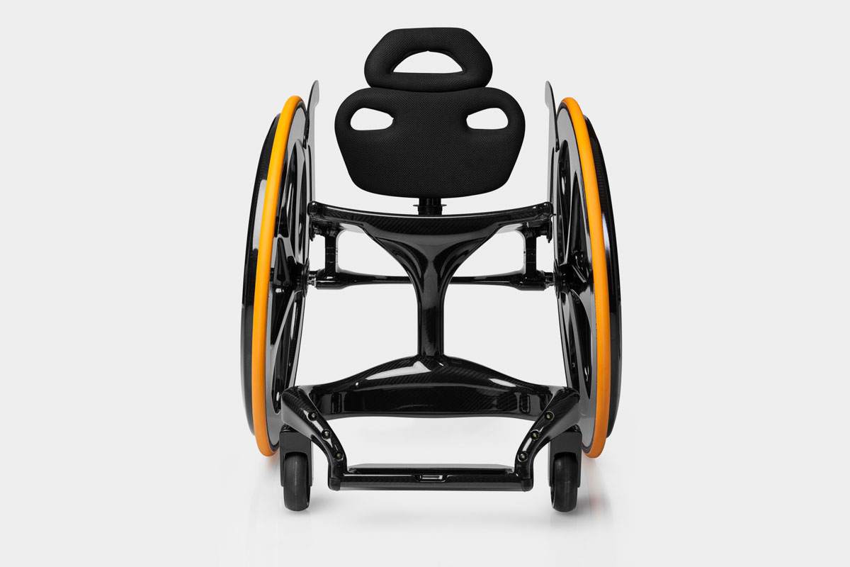 https://design-milk.com/images/2015/01/Carbon-Black-Wheelchair-1.jpg