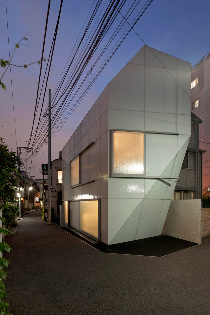 A Tokyo House Wrapped in Textured Glass