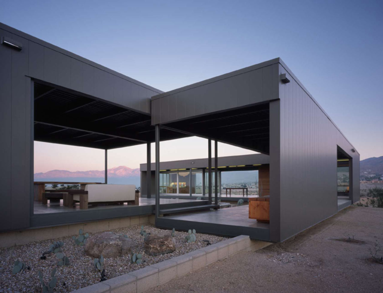 https://design-milk.com/images/2015/02/Prefab-2-Marmol-Radziner-Desert.jpg