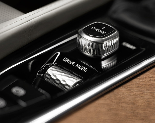 The diamond-cut knurled controls for the start-stop button and volume control offer drivers a pleasant tactile hint they're twisting, turning , or pressing the right control without taking eyes off the road.