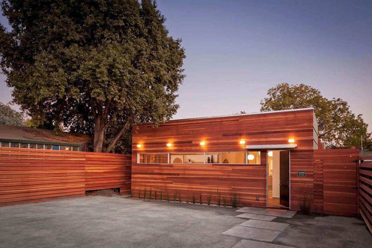 An Oakland, California House that Makes the Most of its Yard Size