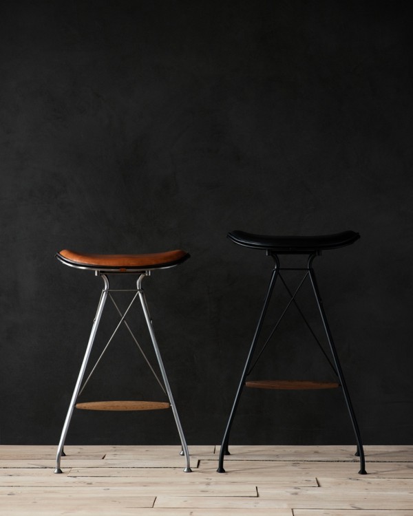 Overgaard_Dyrman_Wire_Bar_Stool_SemiSatinChromeSteel_WhiskeyYellowstoneLeather_MatBlackSteel_BlackEleganceLeather4