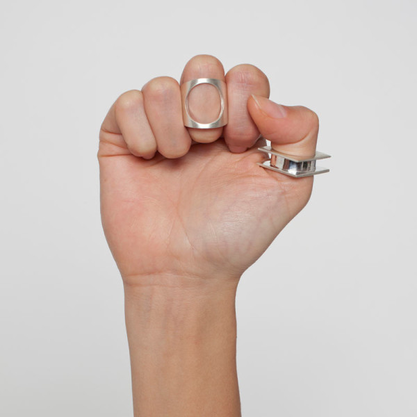 Studio-Madeline-OpenShield-Ring_Silver_Fist