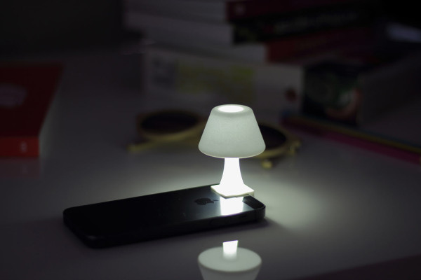 Blauwe plek Rijpen potlood Turn Your iPhone into a Mini Lamp