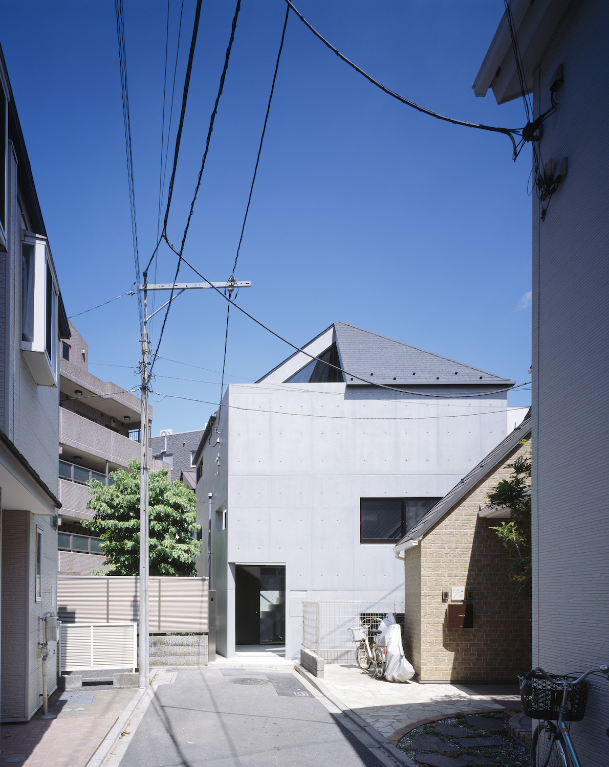 HAT Minimalist Home in Japan by APOLLO Architects & Associates