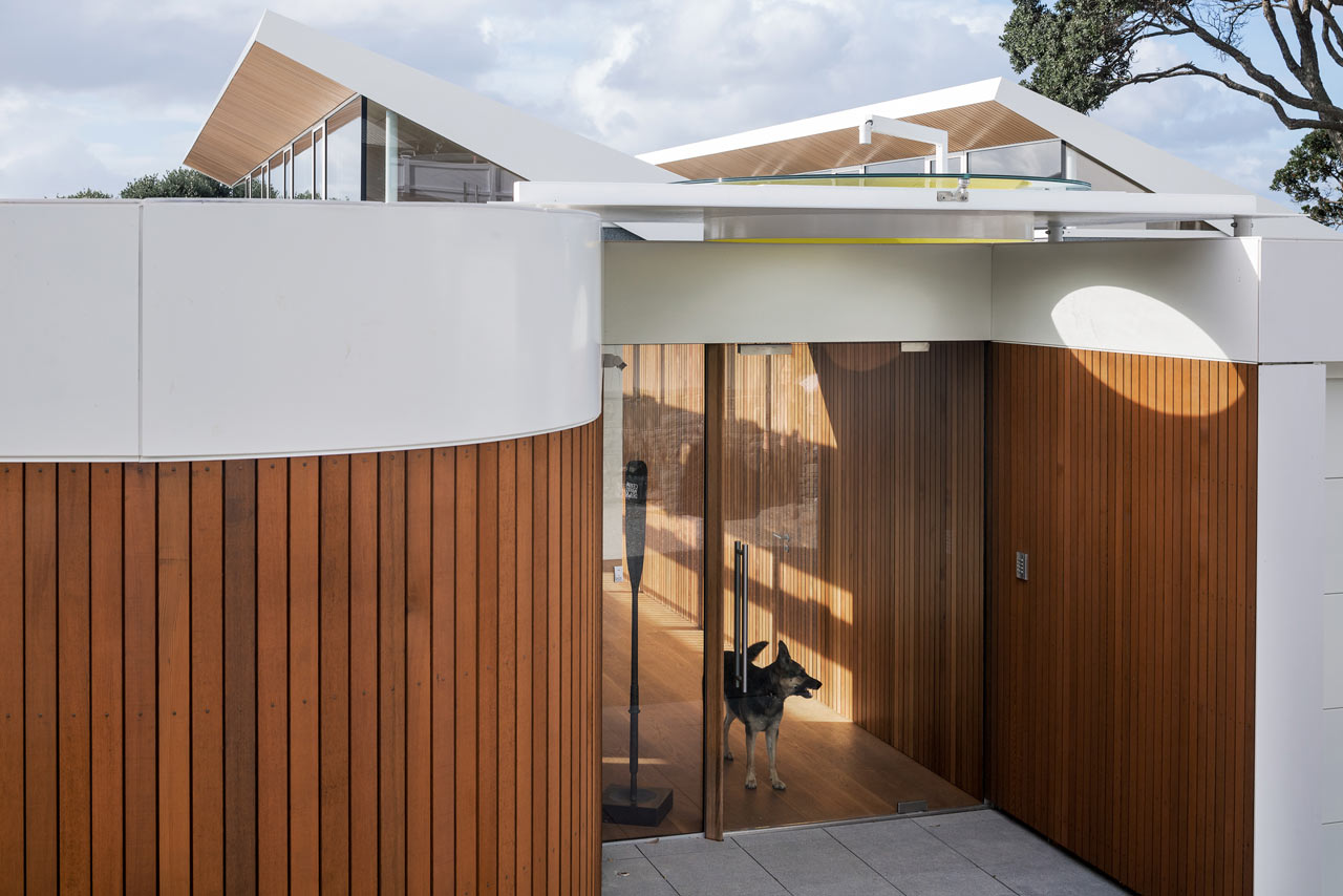 A Modern House in Takapuna, Auckland, That Opens Out to the Sea