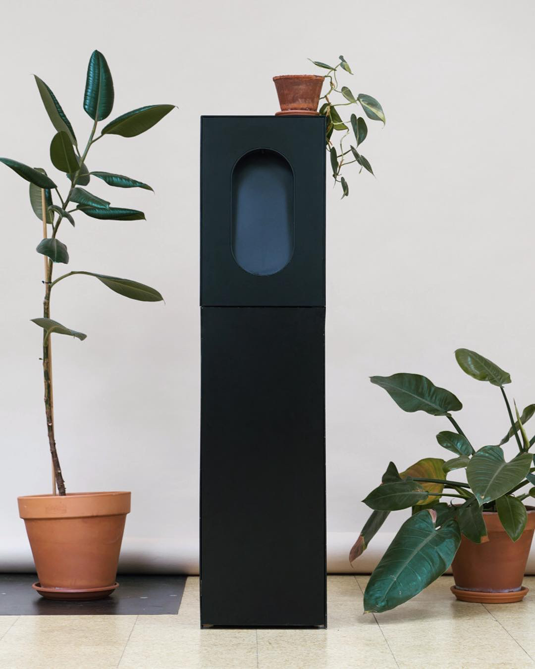 The Apas Monolith Water Cooler Simplifies the Design of Hydration
