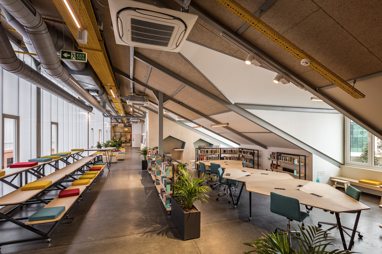 A Private Sezin School Open Roof Space by ATÖLYE