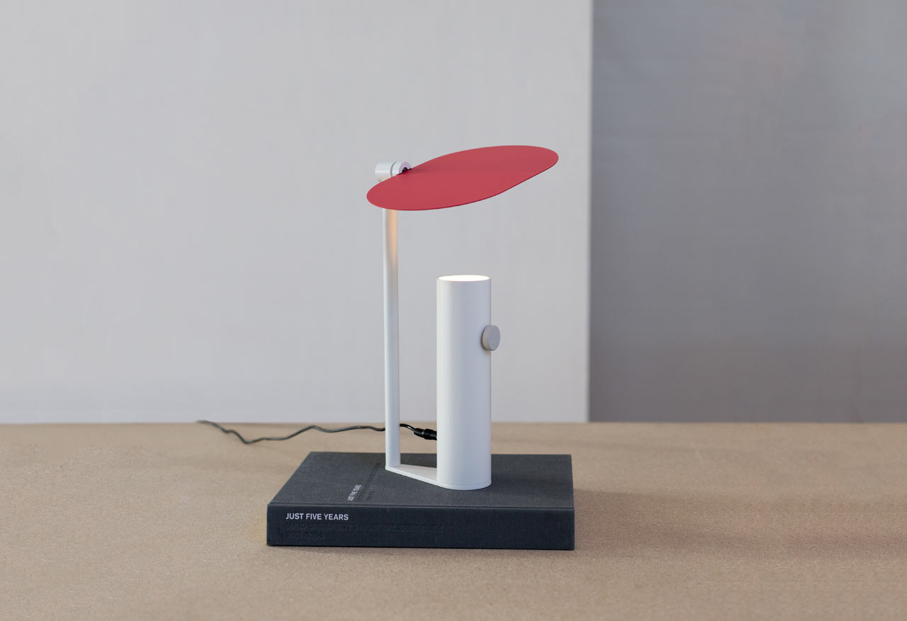 Vilo: An Uplight with an Adjustable Shade by Ali Safa