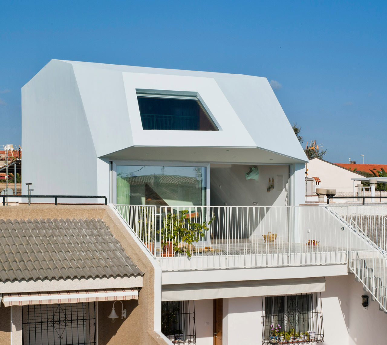 A Beach House on the Mediterranean Coast by Laura Ortín Architecture
