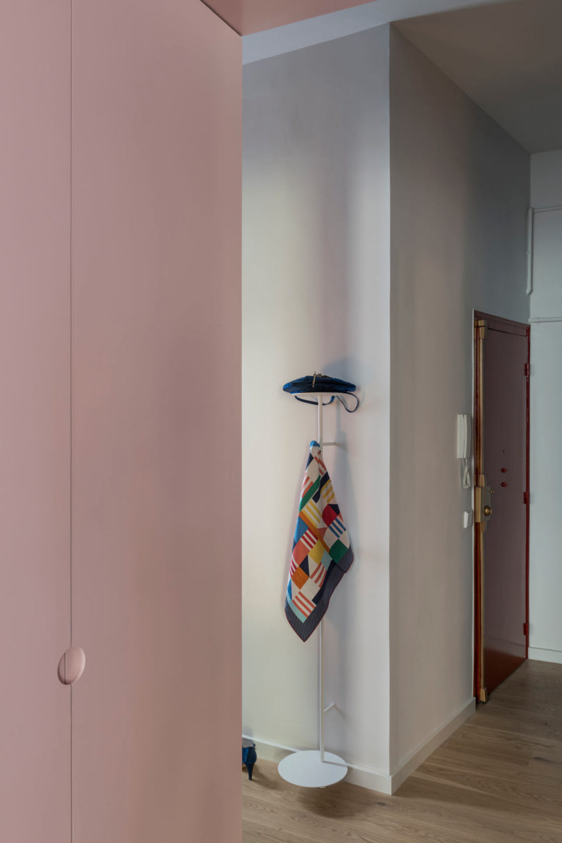 vista parcial do quarto em apartamento moderno com armários rosa
