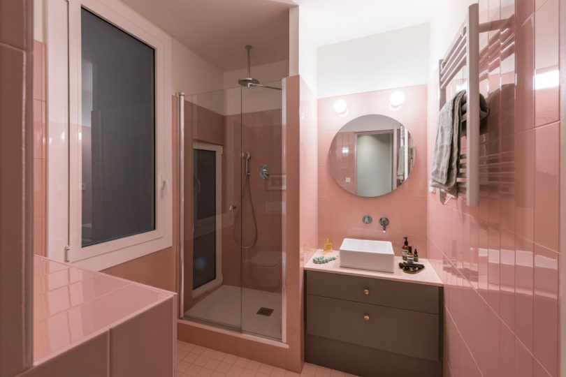 banheiro moderno com azulejos rosa