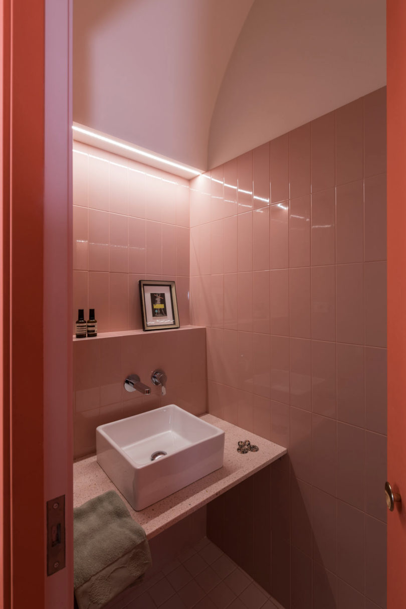visão angular do banheiro moderno com azulejos rosa