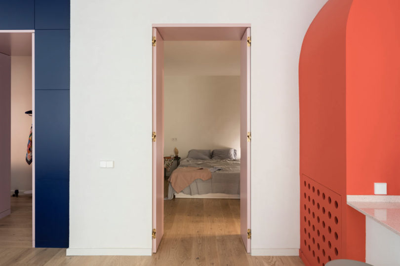 interior do apartamento moderno com vista para o quarto minimalista