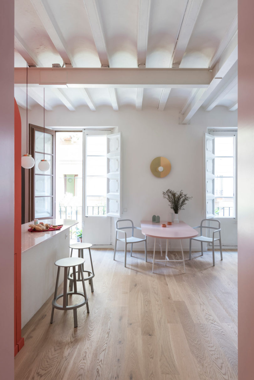 vista interior do espaço de vida do apartamento moderno com cozinha à esquerda e vista da mesa de jantar