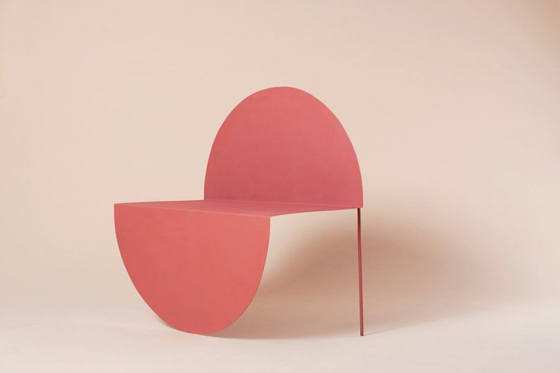 The La Redonda Chair?s Design Plays with a Two-Dimensional Circle