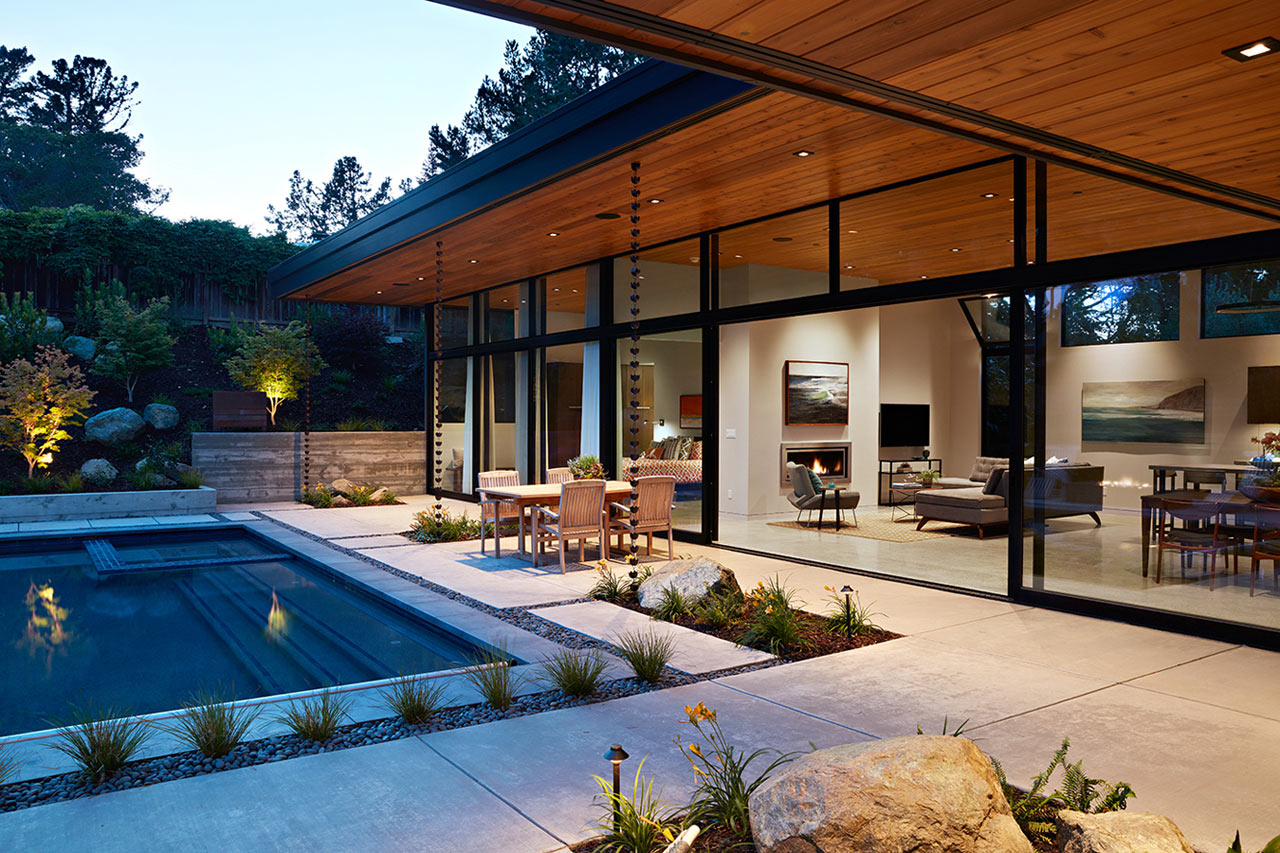 20 Homes With Striking Indoor-Outdoor Living Spaces