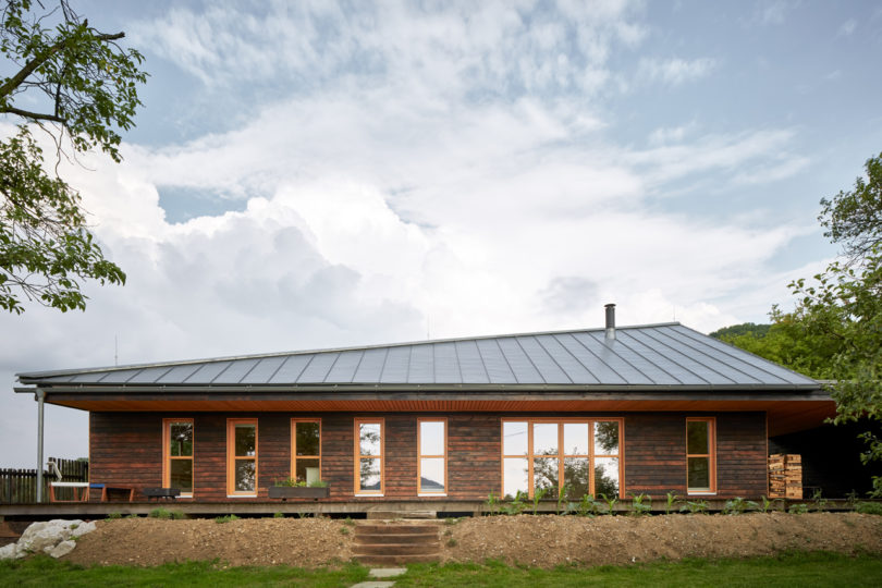 The Chestnut House with an Angled Roof in the Czech Republic