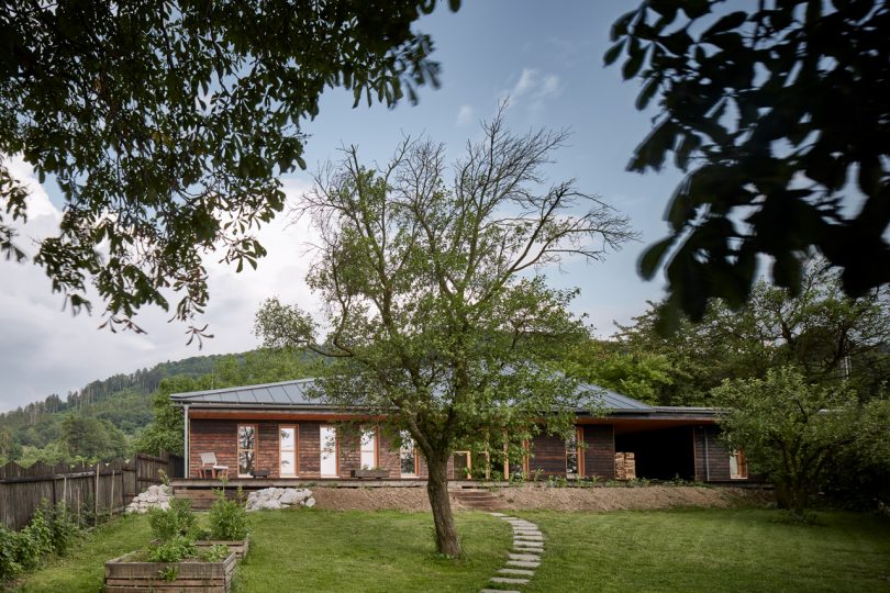 The Chestnut House with an Angled Roof in the Czech Republic