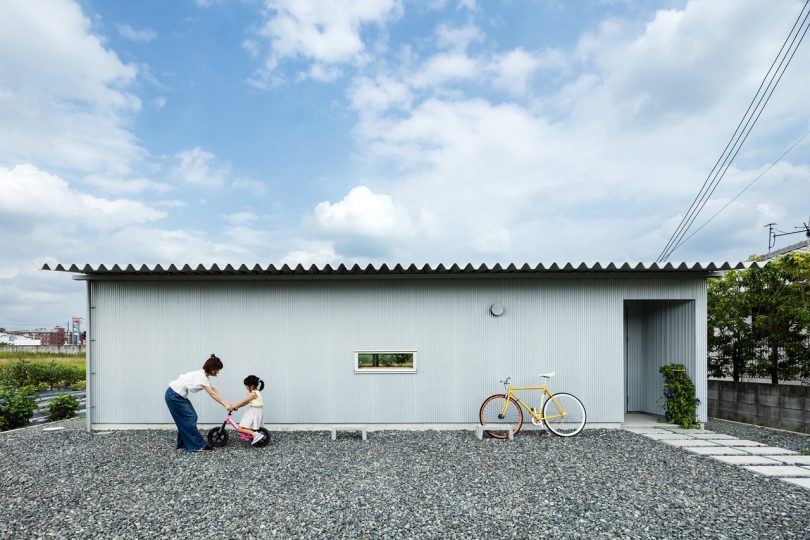 A U-Shaped House in Osaka That Opens up to a Green Landscape