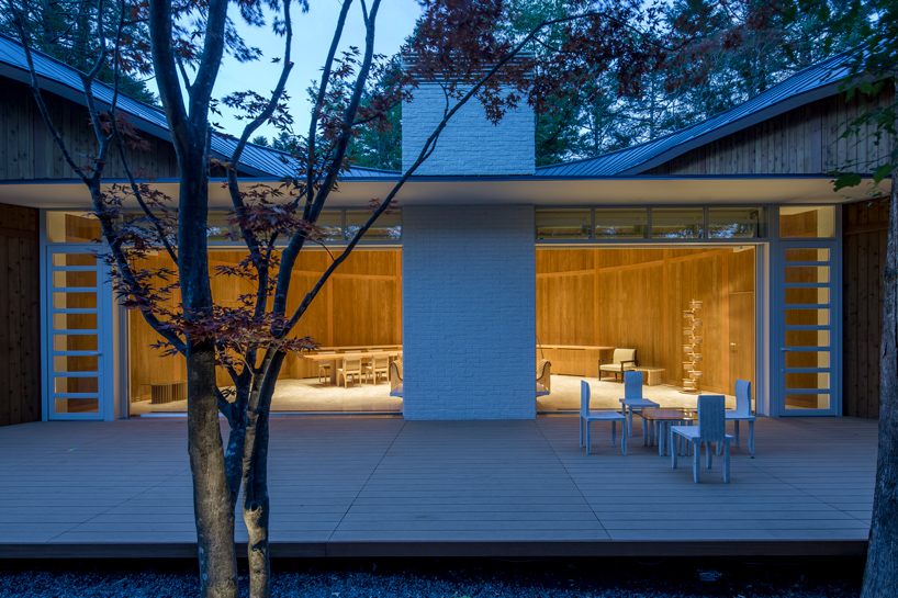 Shigeru Ban Designs a Sinuous, Restorative Retreat in Japan's Woodlands