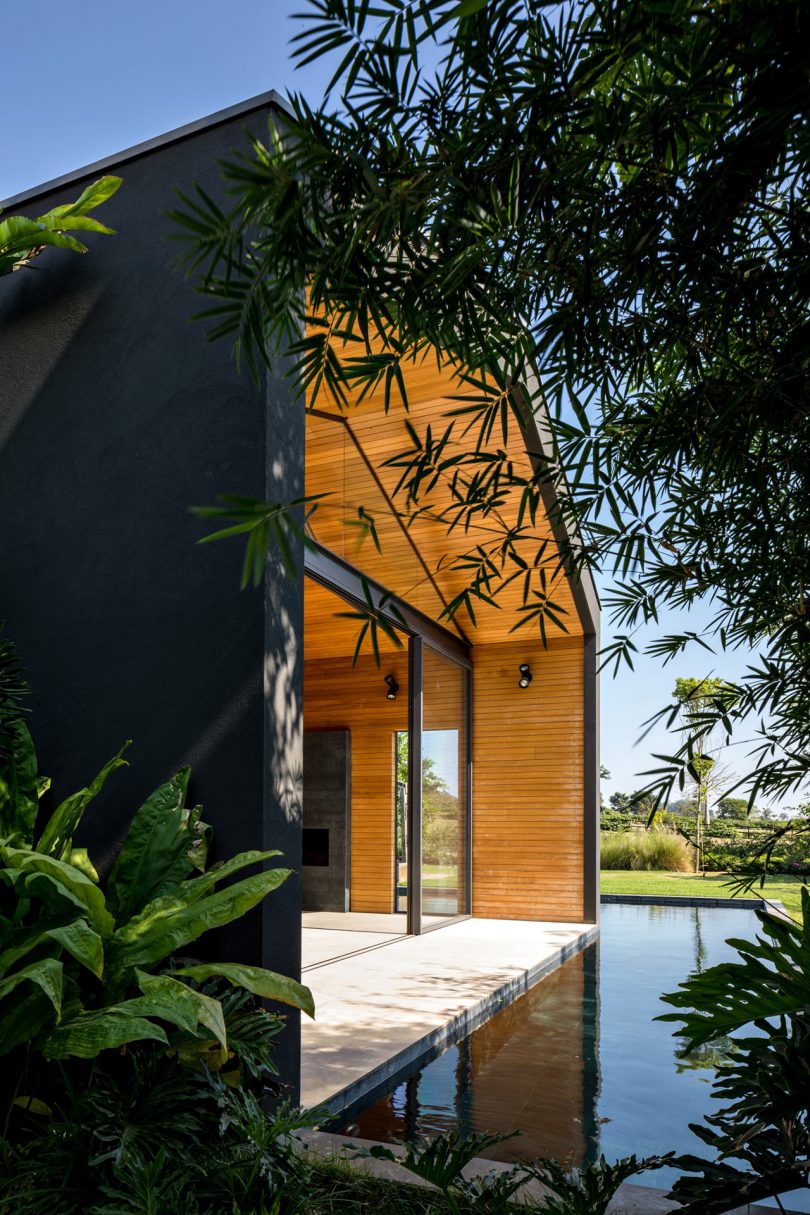 A Brazilian Holiday Retreat Designed for Social Interaction