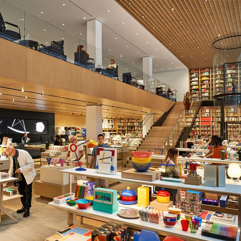 perspektiv bodsøvelser koncept New MoMA Flagship Store Boasts a Two-Story Bookshelf with 2,000 Books