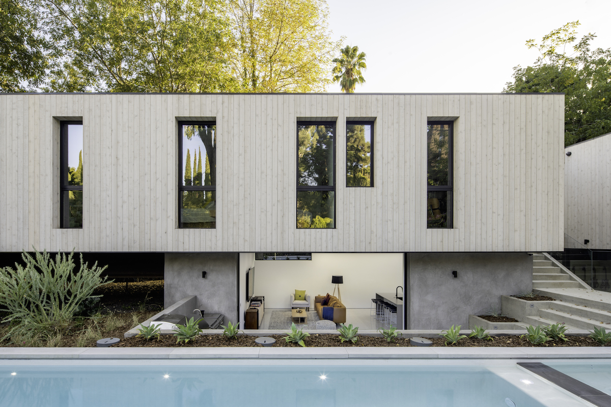 Bridge House Runs Over a Natural Stream in Los Angeles