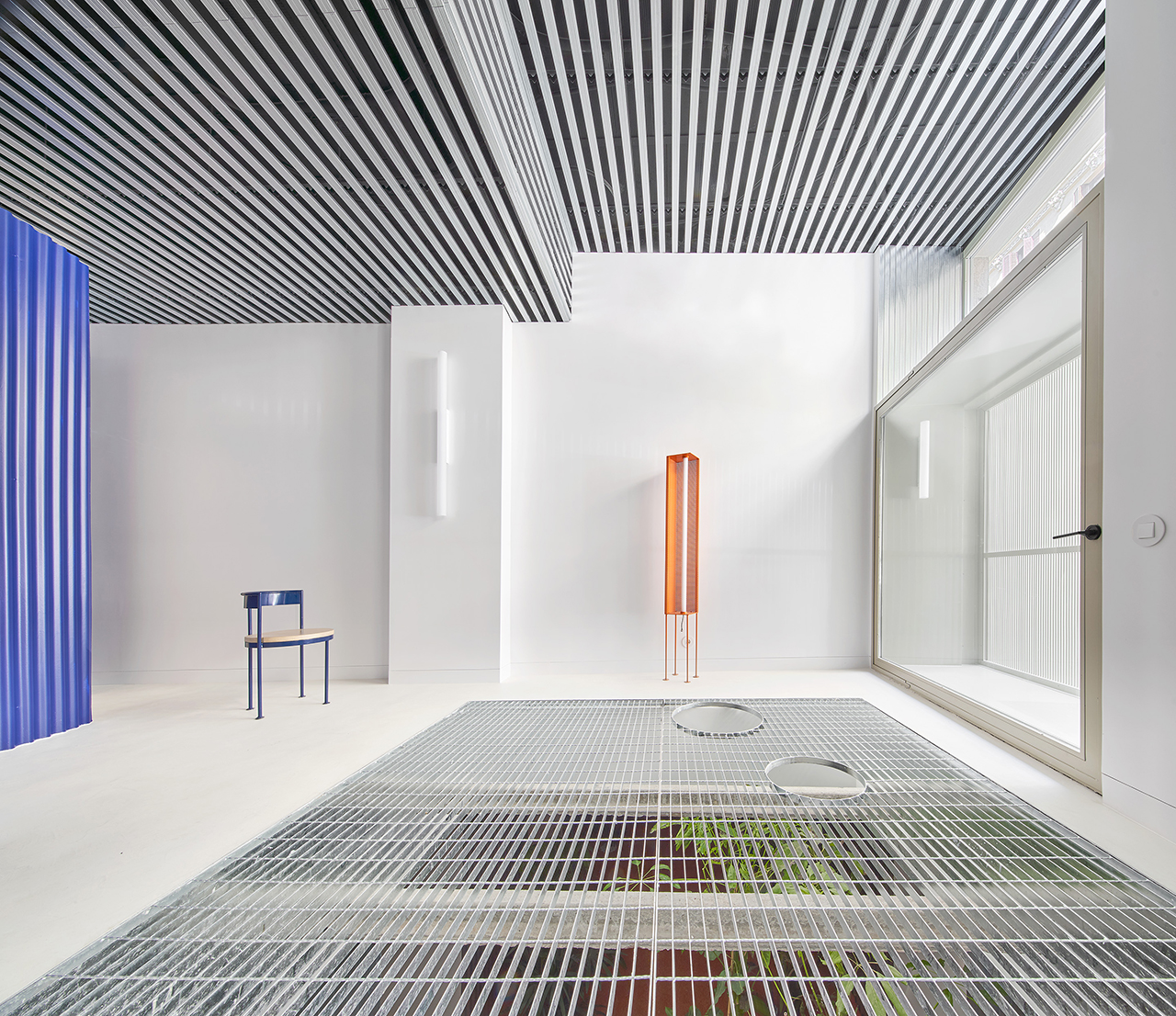 An Otherworldly Duplex Utilizes Color + Materials to Intensify Light