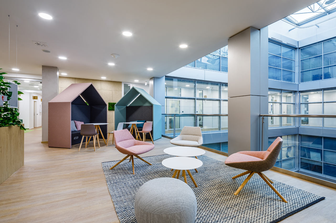 Flexible Workspaces Emerge in the New T-Mobile HQ in Prague