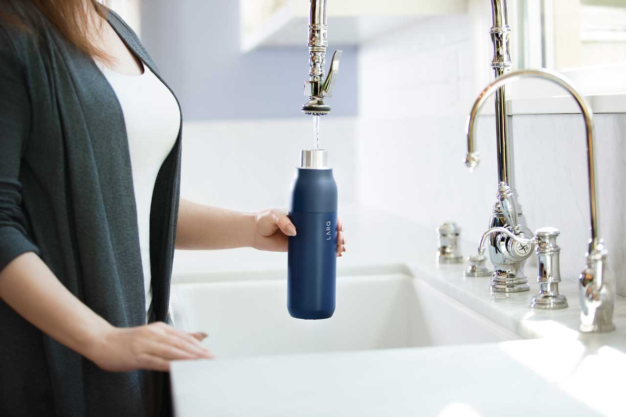 https://design-milk.com/images/2020/05/LARQ-Bottle-self-cleaning-water-bottle-4.jpg
